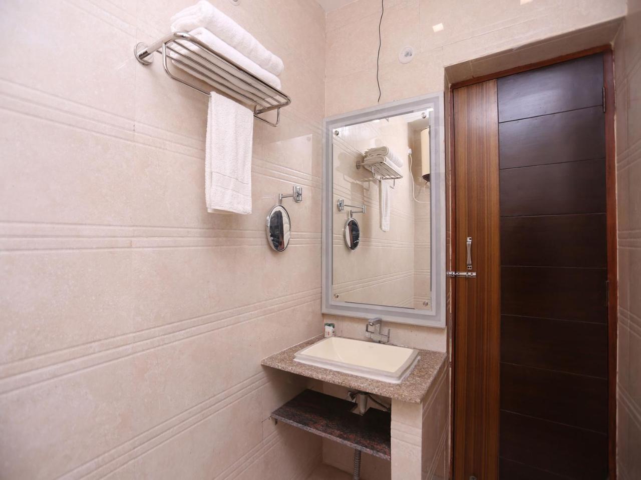 Oyo 10448 Green View Home Stay Dehradún Kültér fotó